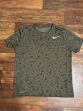 Nike Men’s Olive/Black Logo-Print Short Sleeve Tee